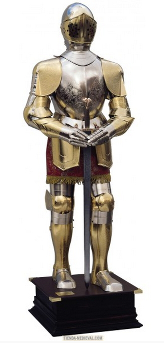 armadura-natural-plateada-y-dorada-con-grabados-traje-granate-y-espada-entre-las-manos