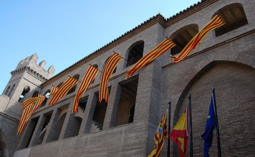 Banderas de Aragón en el Palacio de la Aljafería el día de San Jorge