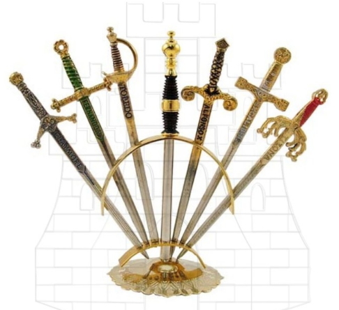 Colección de mini-espadas con sus expositores